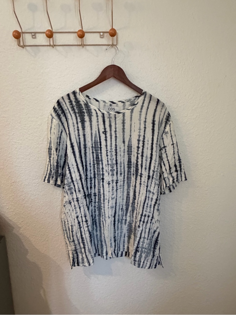 COS Tabata Shibori Men’s Blue & White Vertical Tie-Dye Short Sleeve top